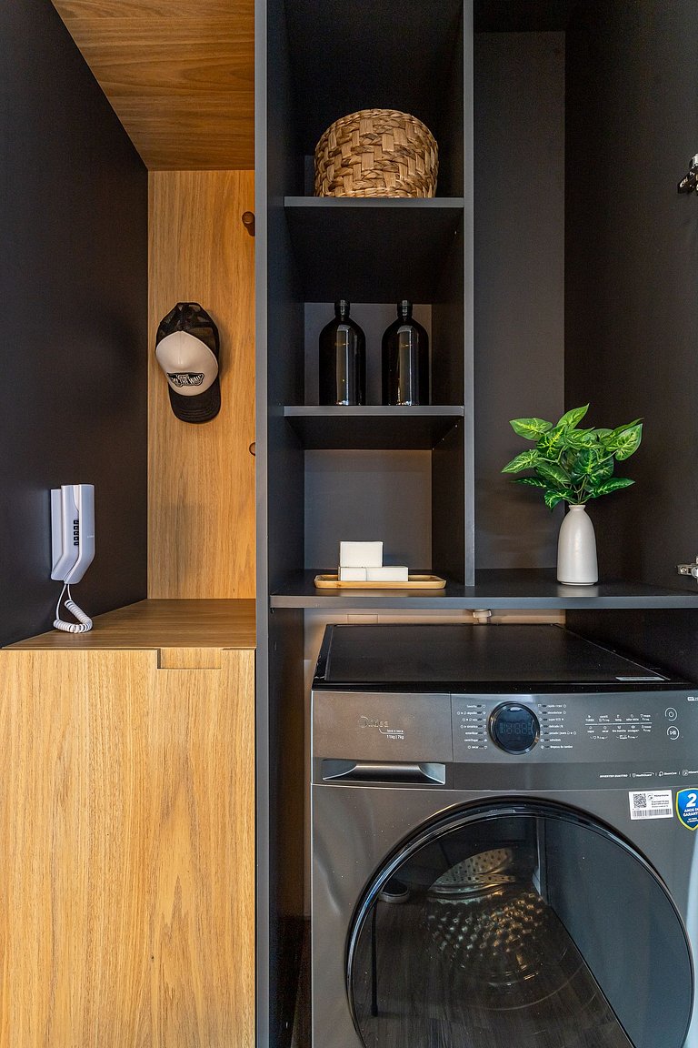 Studio com cama queen e varanda | Estação Fradique