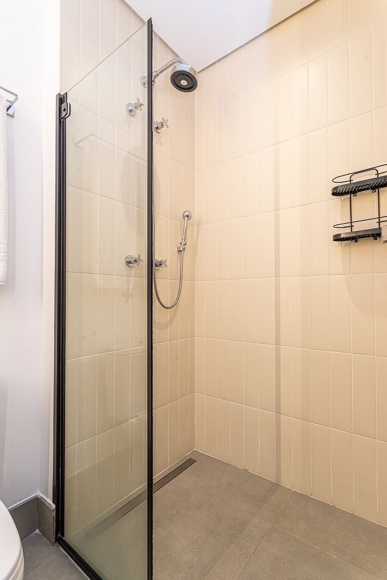 Studio com cama queen e varanda | Estação Fradique