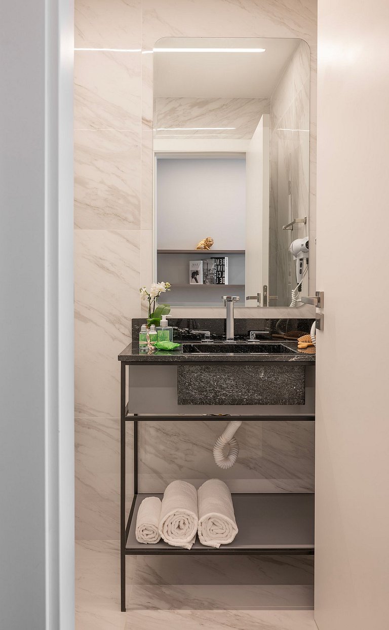 Apto luxuoso de 2 quartos | Balneário Shopping