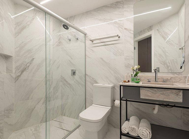 Apto luxuoso com 2 quartos | Balneário Shopping