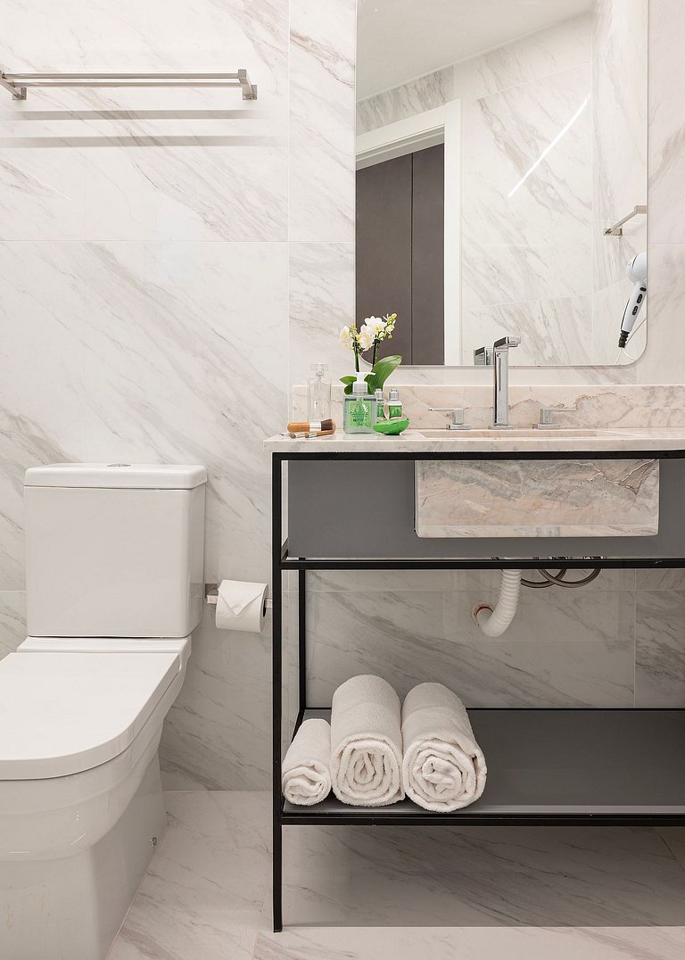 Apto luxuoso com 2 quartos | Balneário Shopping