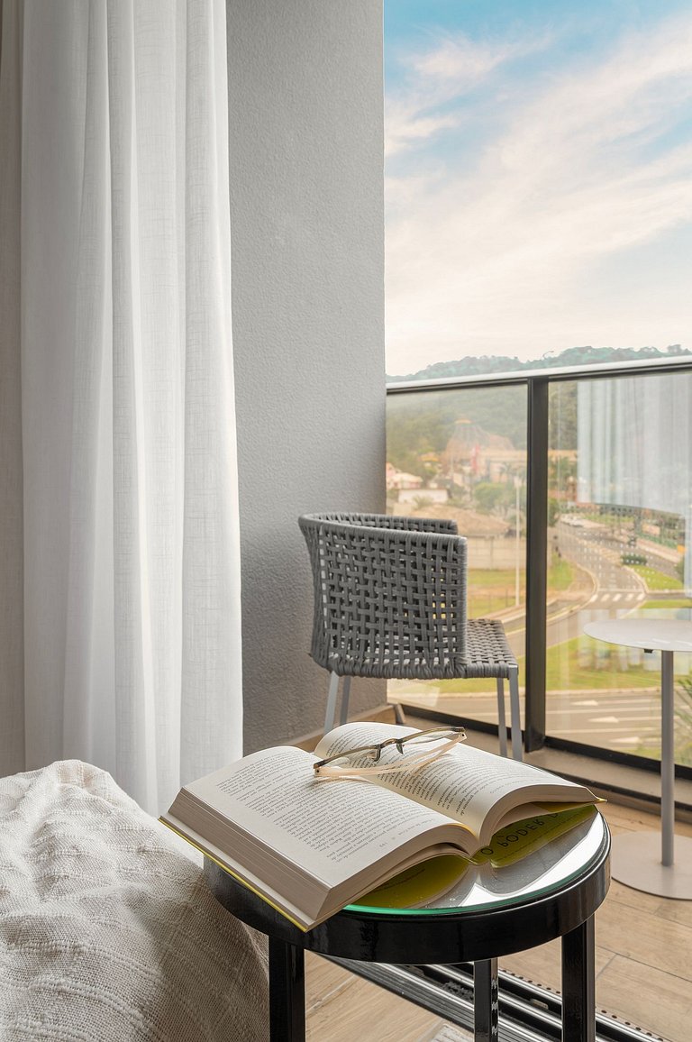 Apto luxuoso com 2 quartos | Balneário Shopping