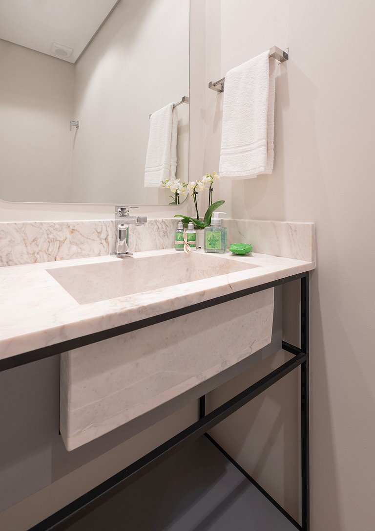 Apto luxuoso com 2 quartos | Balneário Shopping
