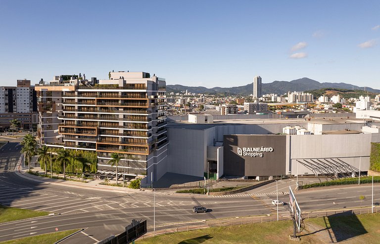 Apto luxuoso com 2 quartos | Balneário Shopping