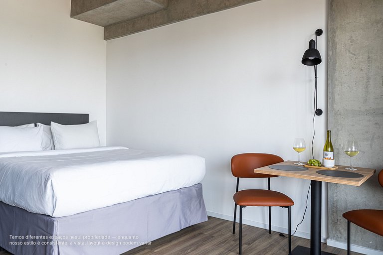 Studio com sacada | Prédio c piscina em Pinheiros