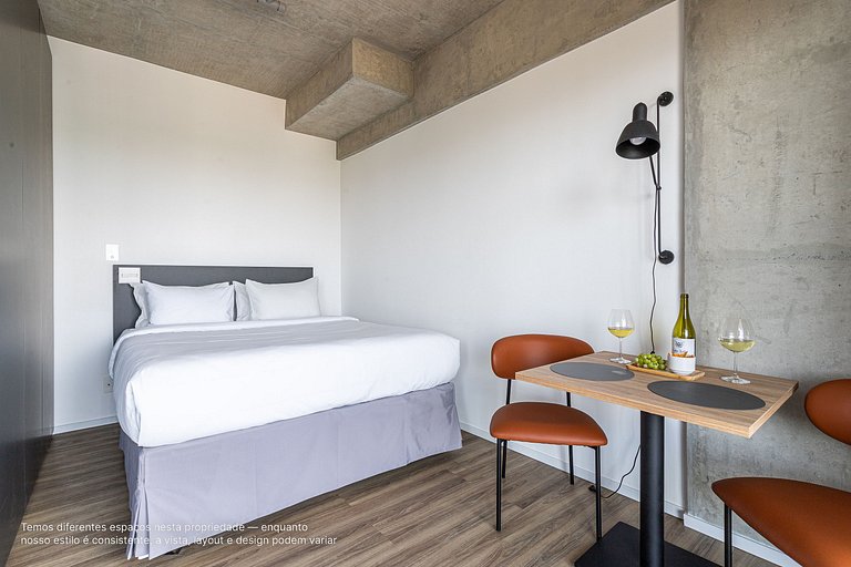 Studio com sacada | Prédio c piscina em Pinheiros