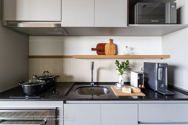 Studio com sacada | Prédio c piscina em Pinheiros