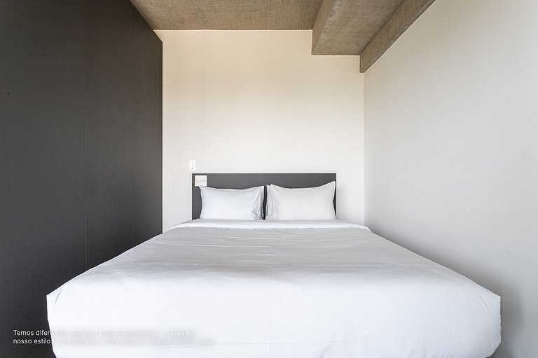 Studio com sacada | Prédio c piscina em Pinheiros