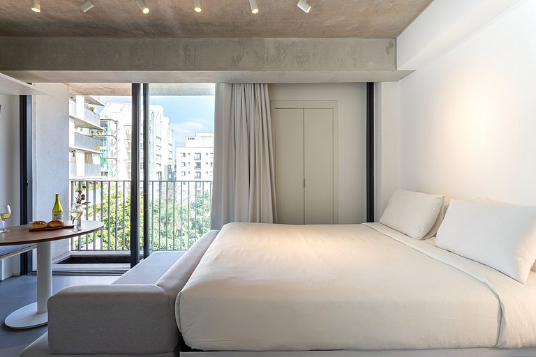 Estúdio funcional com varanda | Prédio com piscina