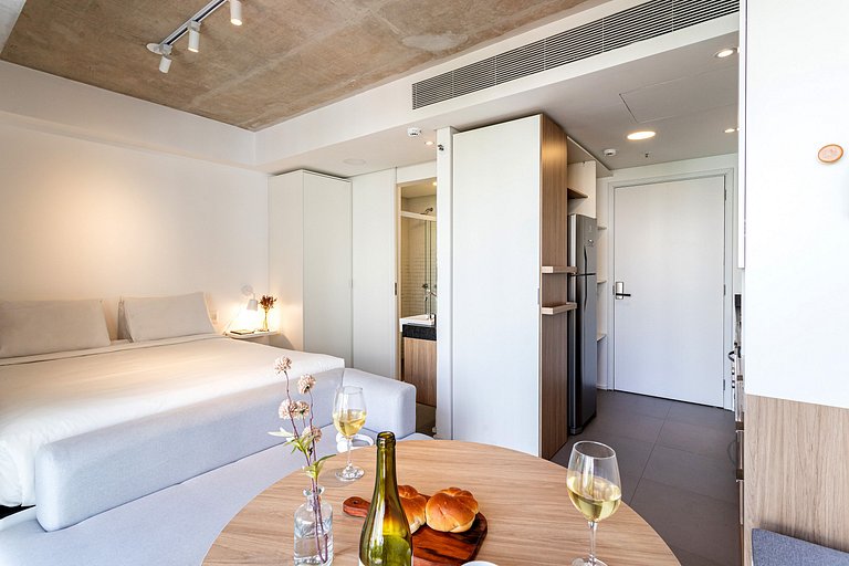 Estúdio funcional com varanda | Prédio com piscina