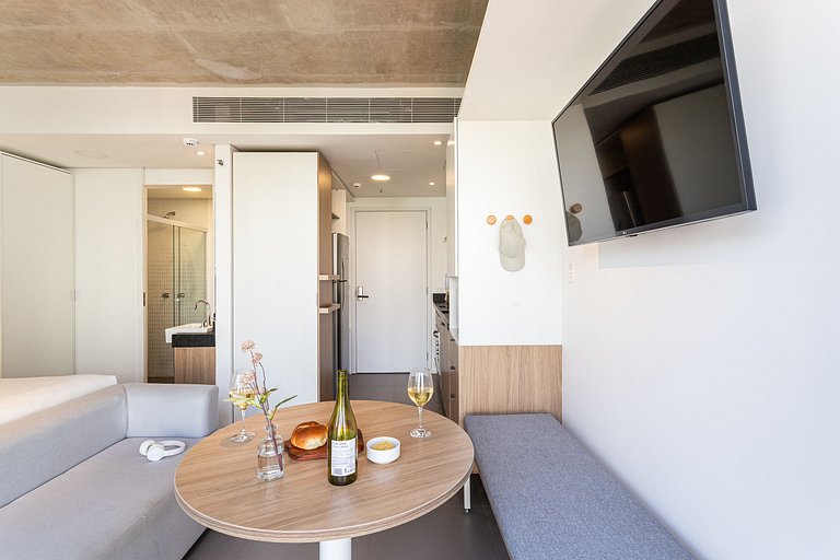 Estúdio funcional com varanda | Prédio com piscina