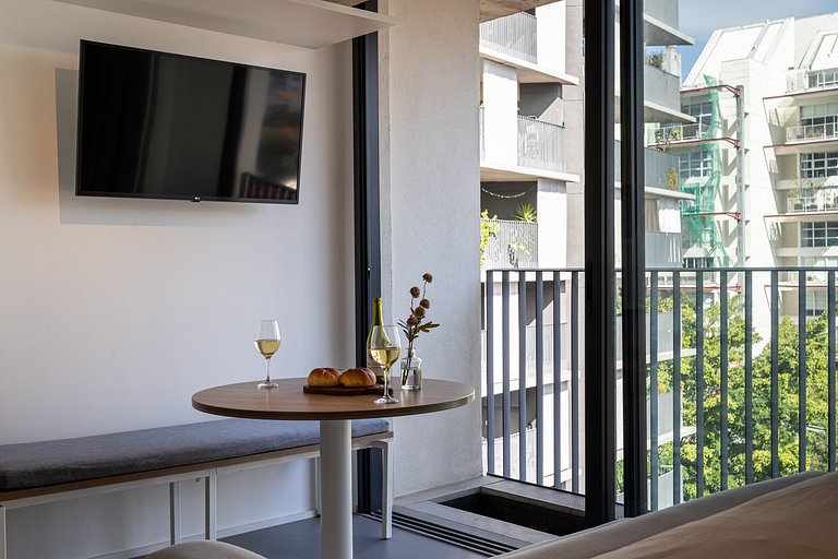 Estúdio funcional com varanda | Prédio com piscina