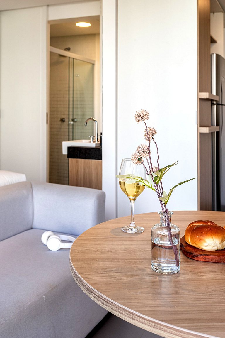 Estúdio funcional com varanda | Prédio com piscina