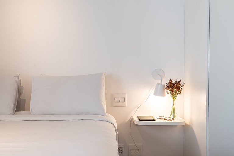 Estúdio funcional com varanda | Prédio com piscina