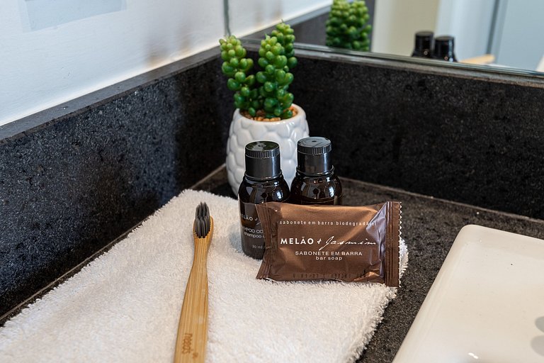 Estúdio funcional com varanda | Prédio com piscina