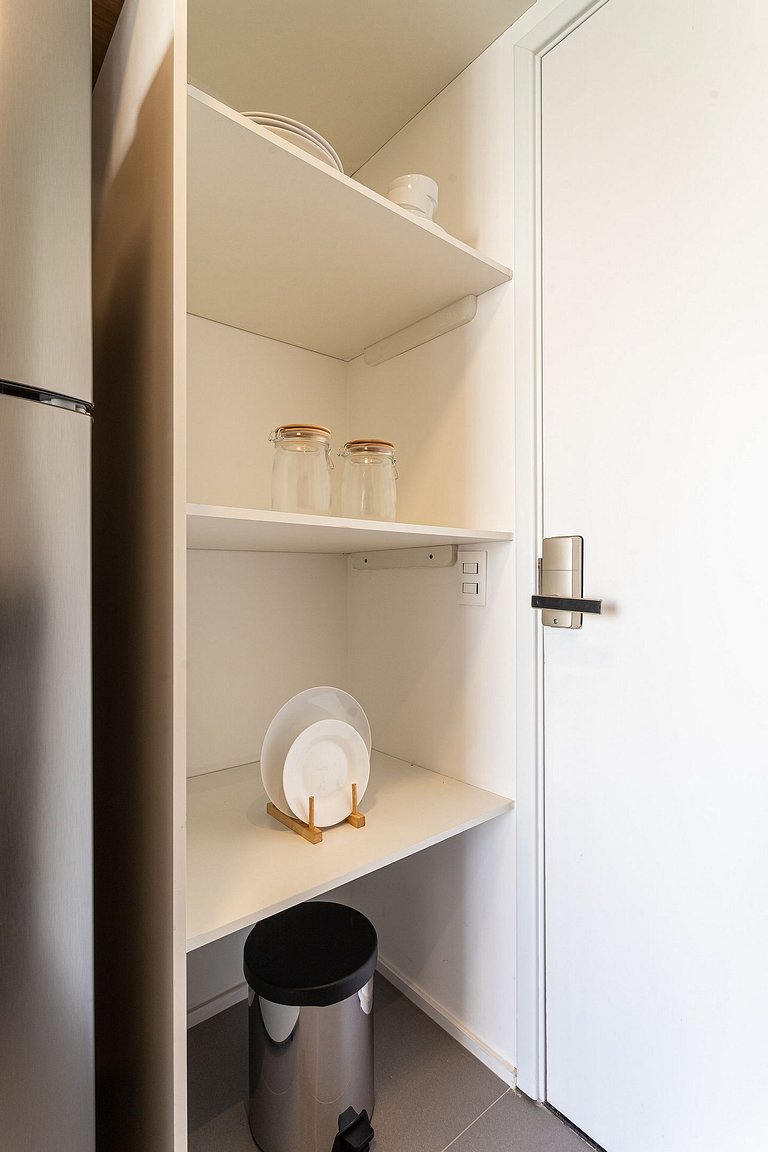 Estúdio funcional com varanda | Prédio com piscina