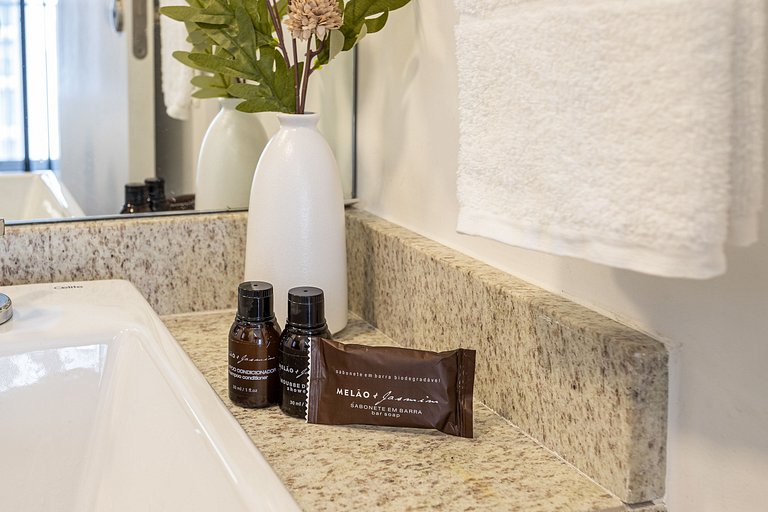 Estúdio c varanda, próx Av Paulista c piscina