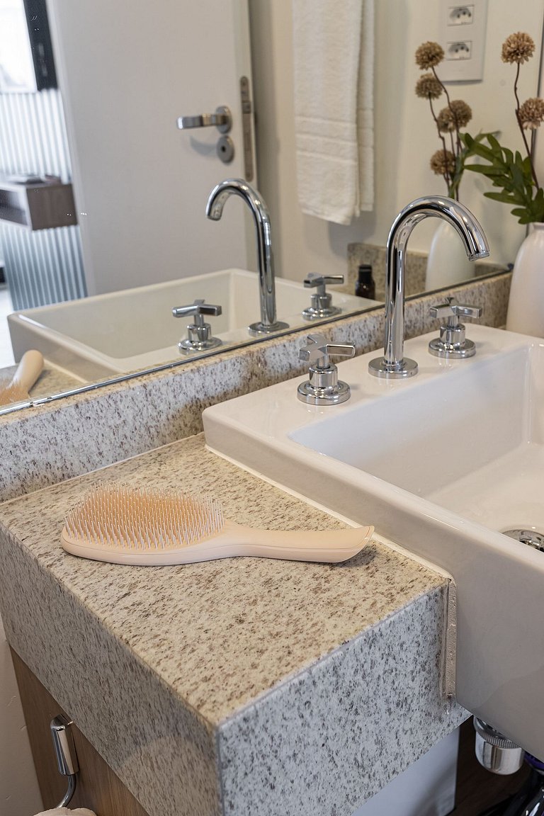 Estúdio c varanda, próx Av Paulista c piscina