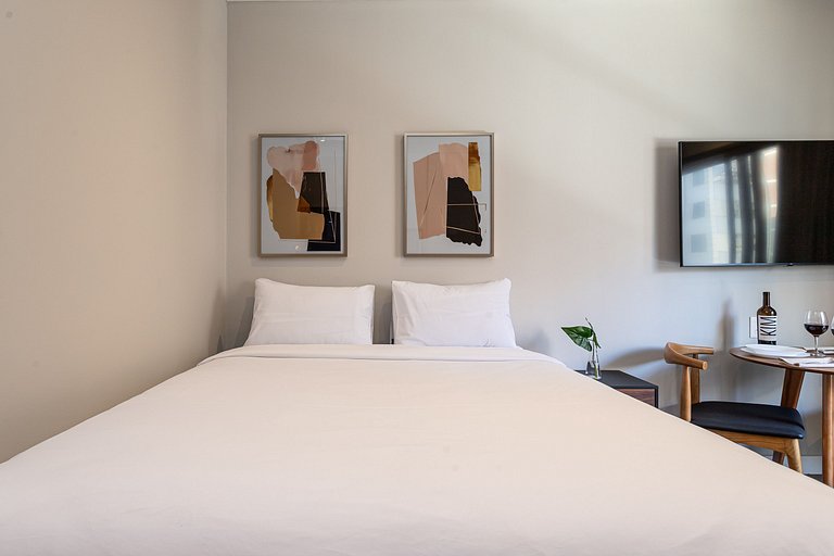 Estúdio em prédio c piscina e academia Av Angélica