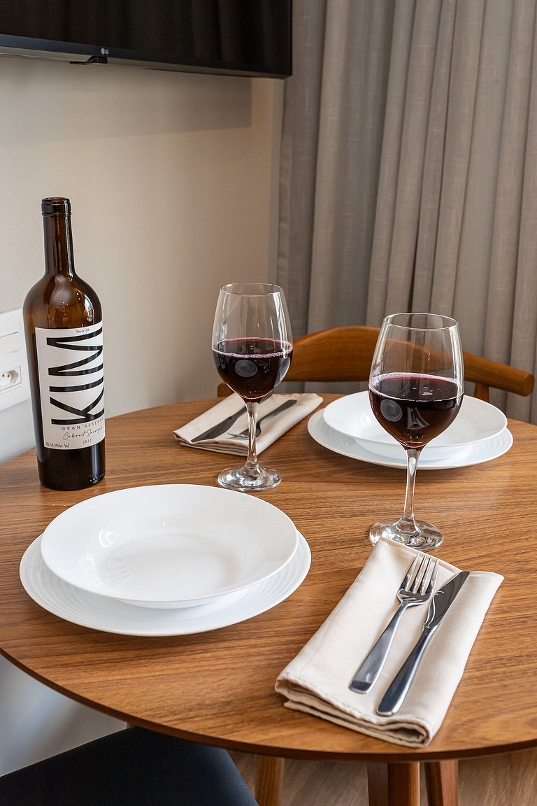 Estúdio em prédio c piscina e academia Av Angélica