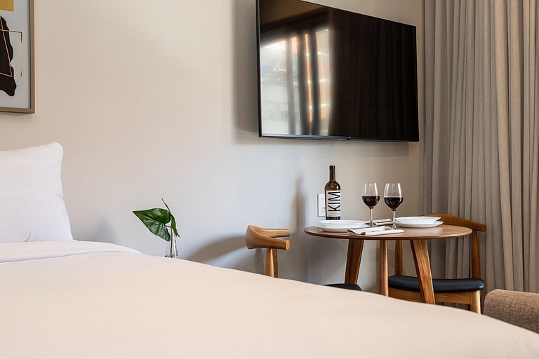 Estúdio em prédio c piscina e academia Av Angélica