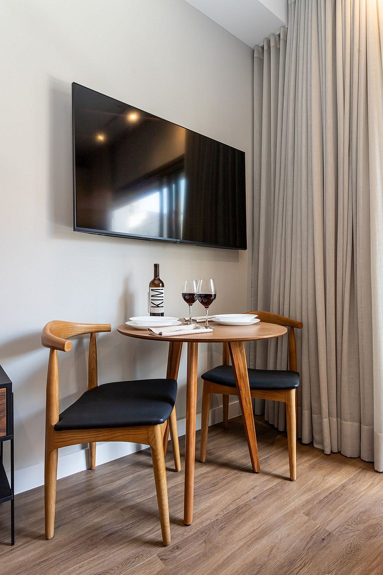 Estúdio em prédio c piscina e academia Av Angélica