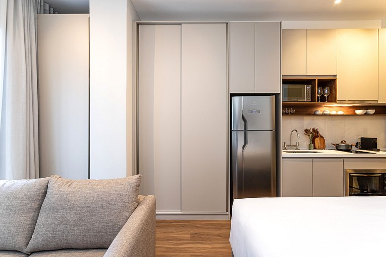 Estúdio em prédio c piscina e academia Av Angélica