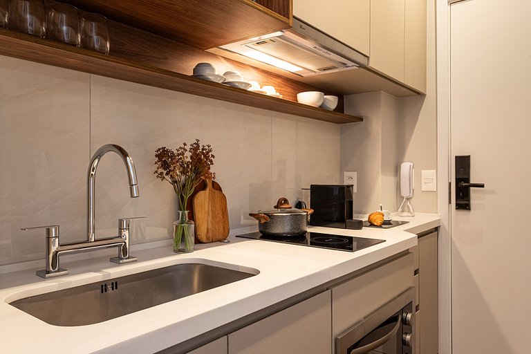 Estúdio em prédio c piscina e academia Av Angélica