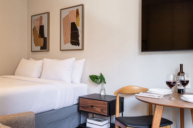 Estúdio em prédio c piscina e academia Av Angélica