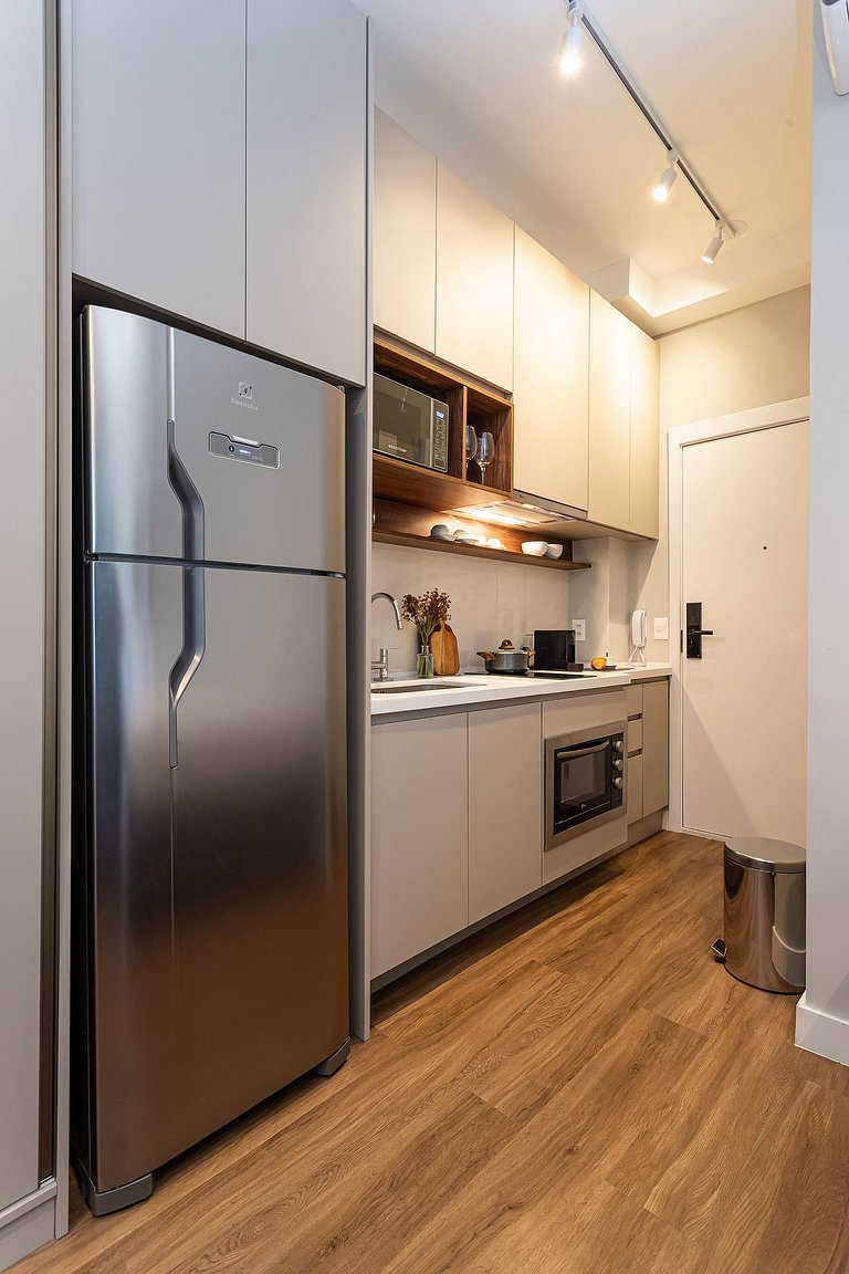 Estúdio em prédio c piscina e academia Av Angélica