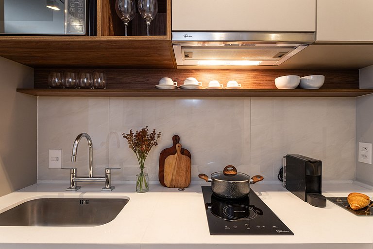 Estúdio em prédio c piscina e academia Av Angélica