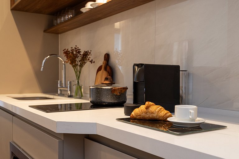 Estúdio em prédio c piscina e academia Av Angélica