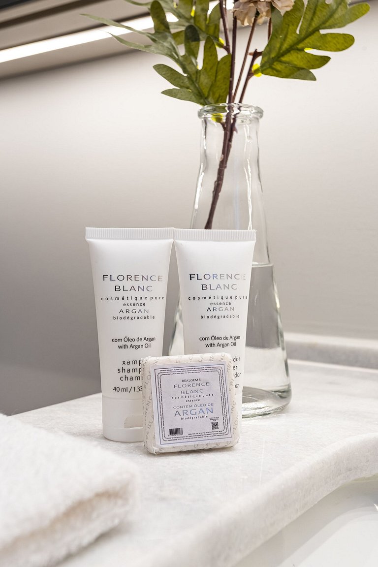 Estúdio em prédio c piscina e academia Av Angélica