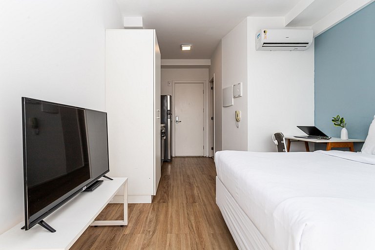 Estúdio funcional com cama casal no coração de SP