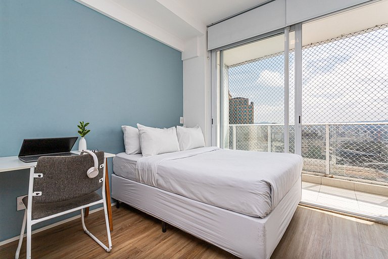 Estúdio funcional com cama casal no coração de SP