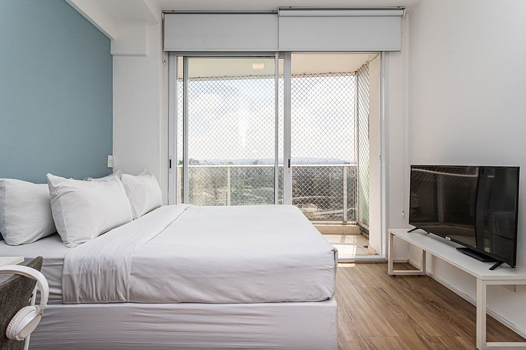 Estúdio funcional com cama casal no coração de SP