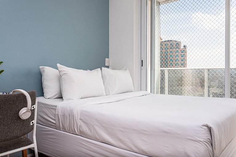 Estúdio funcional com cama casal no coração de SP