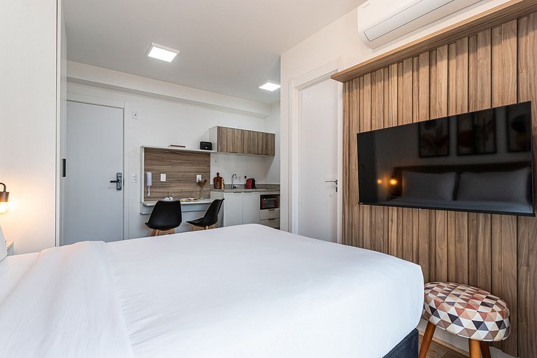 Estúdio com cama casal em prédio próximo ao metrô