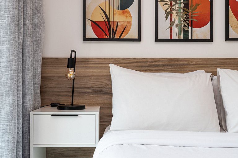 Estúdio com cama casal em prédio próximo ao metrô