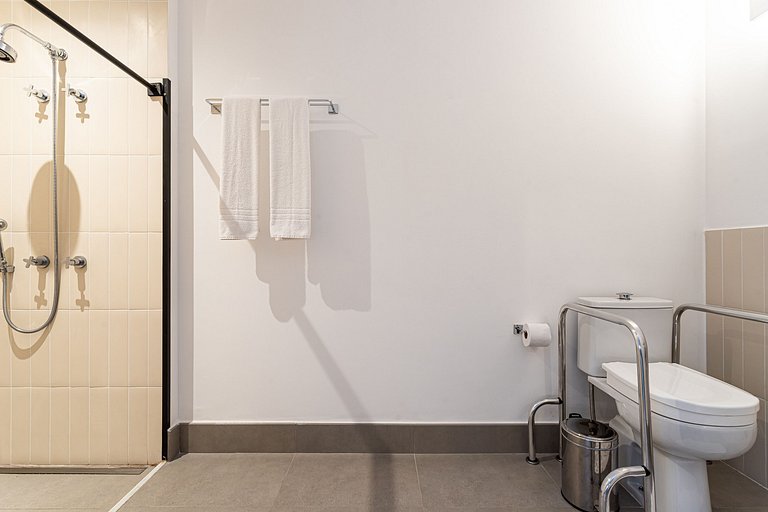Estúdio adaptado, prédio c piscina e café cortesia