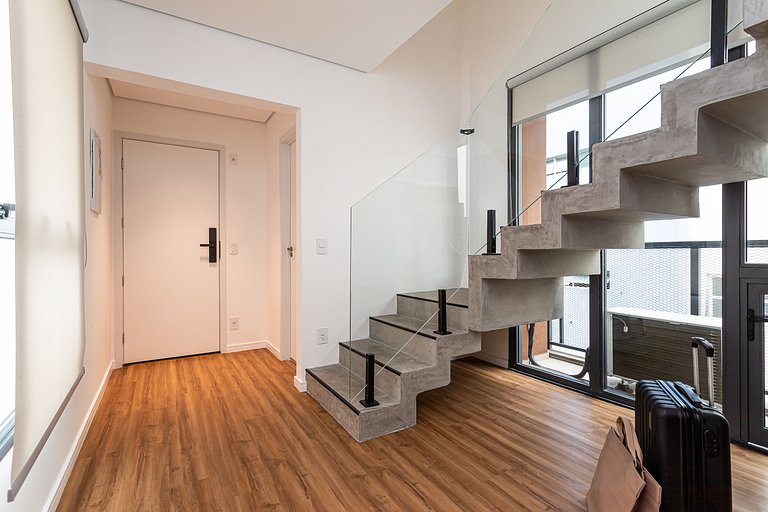 Duplex casal completo com varanda | Jardins