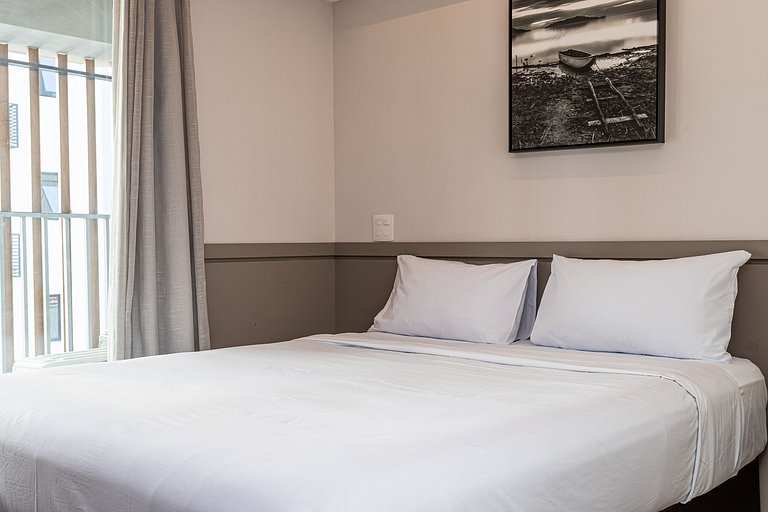Cama queen e varanda | Prédio c piscina, academia