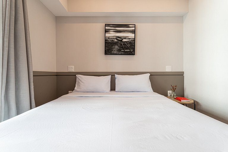 Cama queen e varanda | Prédio c piscina, academia