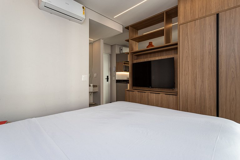 Cama queen e varanda | Prédio c piscina, academia