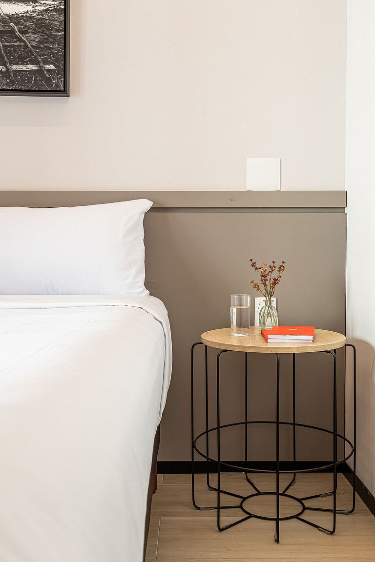Cama queen e varanda | Prédio c piscina, academia