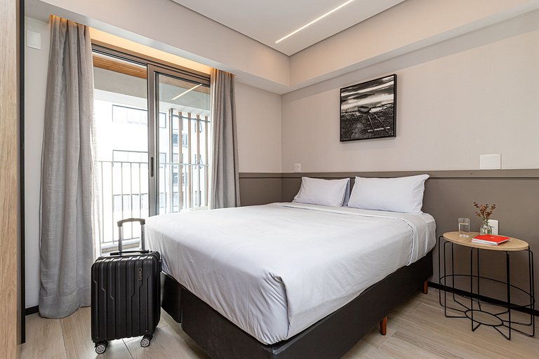 Cama queen e varanda | Prédio c piscina, academia