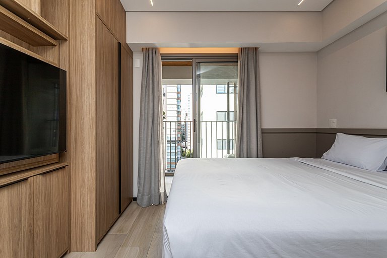 Cama queen e varanda | Prédio c piscina, academia