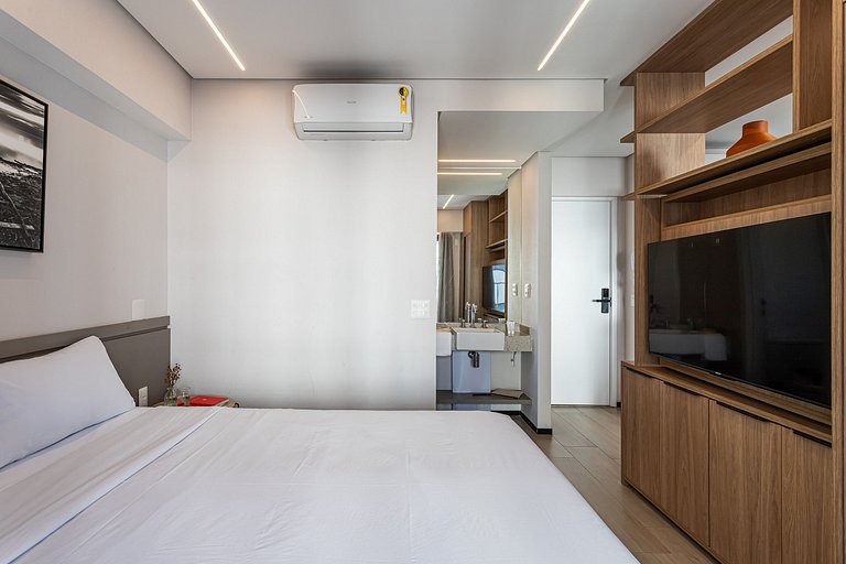 Cama queen e varanda | Prédio c piscina, academia