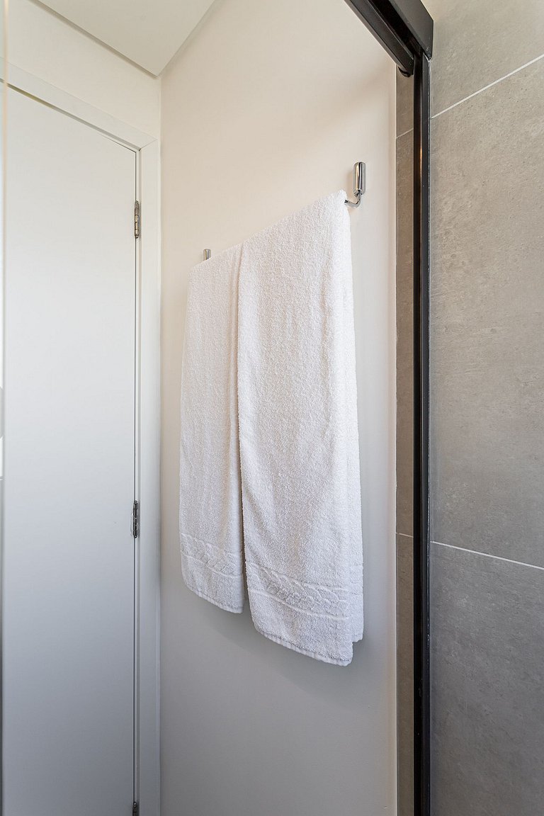 Cama queen e varanda | Prédio c piscina, academia