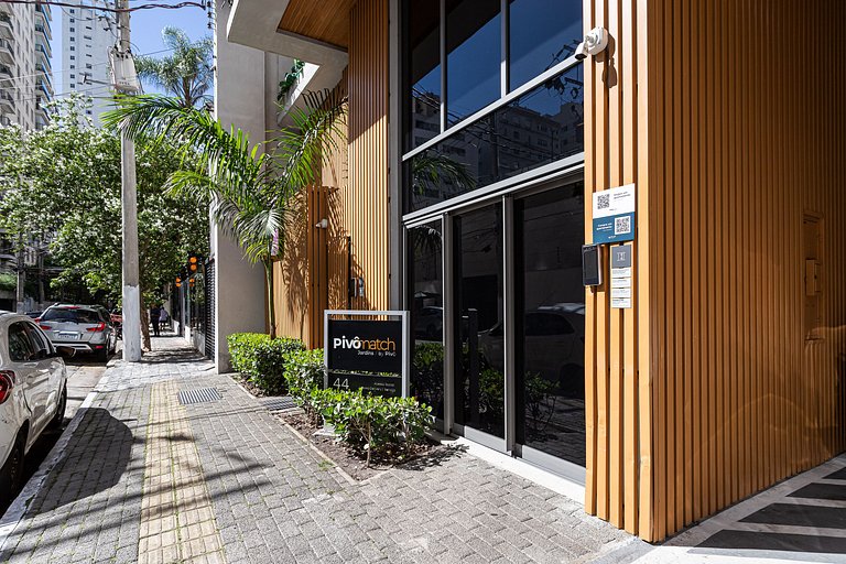 Cama queen e varanda | Prédio c piscina, academia